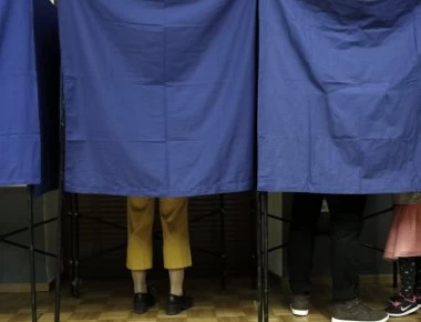 Δεν θα πιστεύεις τι ξέχασε ηλικιωμένη γυναίκα μέσα στο παραβάν!